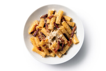 Rigatoni alla gricia, tipica ricetta romana di pasta condita con guanciale e pecorino, cibo italiano 