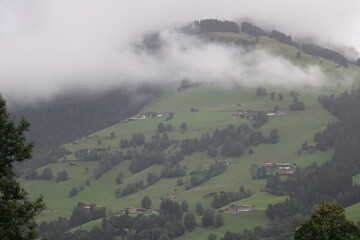 Morgennebel in den Bergen