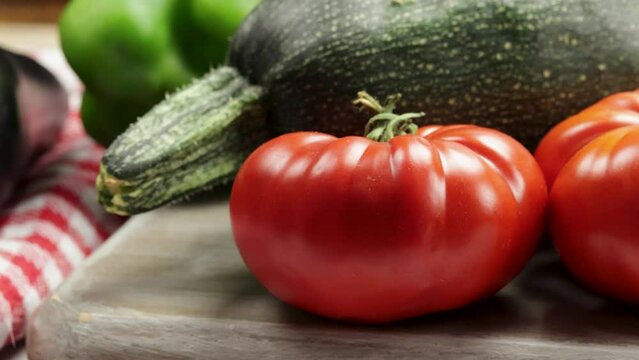tomates, courgette, aubergines et oignons en gros plan