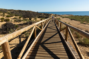 Puente de madera para acceder a la playa de la cuesta Maneli, Huelva.