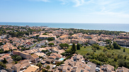 Fototapeta premium Vue aérienne d'une ville avec panorama sur mer dans le sud de la France
