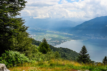 Cardada, Aussicht, Lago Maggiore, See, Magadino, Ebene, Wanderweg, Ticino, Fluss, Tenero, Berge, Monte Ceneri, Monte Tamaro, Blumen, Felder, Wald, Locarno, Sommer, Tessin, Schweiz