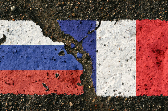 On the pavement are images of the flags of Russia and France, as a symbol of confrontation.
