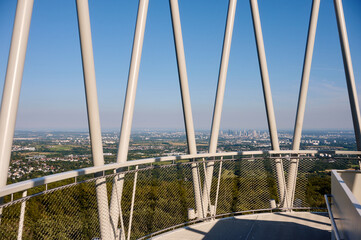 Der Hardtbergturm in K&ouml;nigstein im Taunus mit Ausblick auf Frankfurt. 