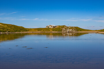Il lago Scaffaiolo di montagna in Appennino emiliano d'estate