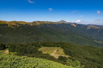 Obraz premium Paesaggio di montagna in Appennino emiliano d'estate