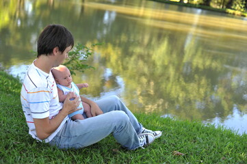 pai e filho bebê juntos em parque, amor paterno, primeiro dia dos pais 