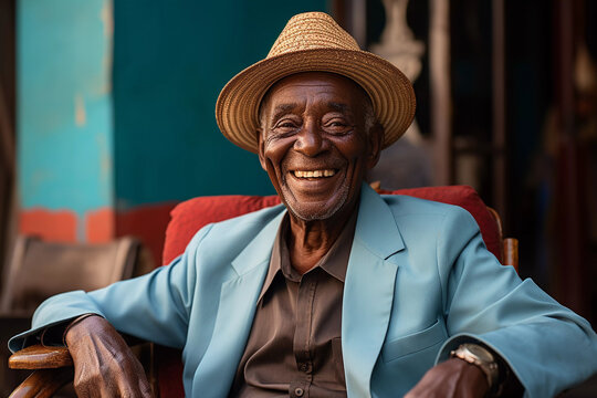 Idoso de chap&eacute;u e terno azul brasileiro sorrindo