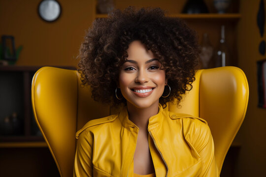 Mulher Negra feliz brasileira sentada na poltrona amarela