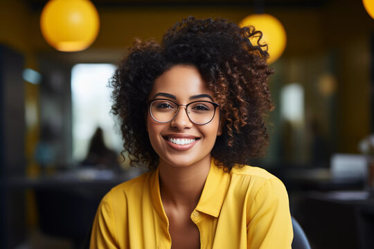 Mulher Negra Brasileira Sorrindo de &oacute;culos com roupa amarela