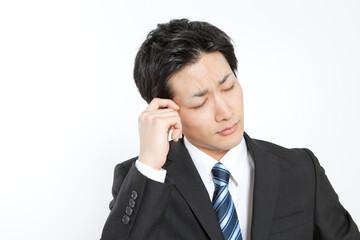 考え事をするビジネスマン