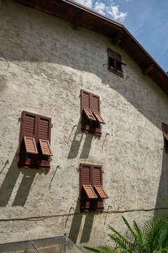 Fensterläden an der Fassade eines alten Wohnhauses in der Altstadt von Limone Sul Garda am Gardasee in Italien