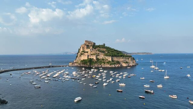 Isola di Ischia, Golfo di Napoli, Italia. 
Vista aerea del Castello Aragonese.