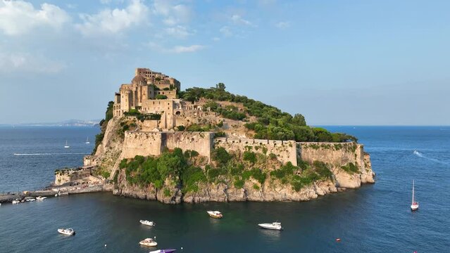 Isola di Ischia, Golfo di Napoli, Italia. 
Vista aerea del Castello Aragonese.