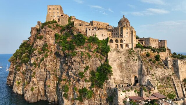 Isola di Ischia, Golfo di Napoli, Italia. 
Vista aerea del Castello Aragonese.