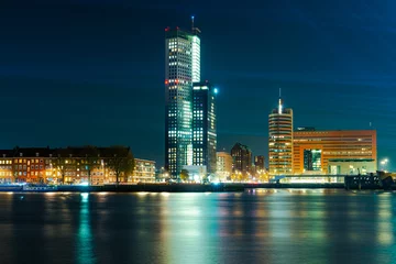 Photo sur Plexiglas Pont Érasme Panoramic view of the night city. Rotterdam city skyline. City towers illuminated panorama. Netherlands