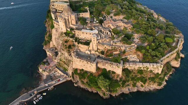 Isola di Ischia, Golfo di Napoli, Italia. 
Vista aerea del Castello Aragonese.