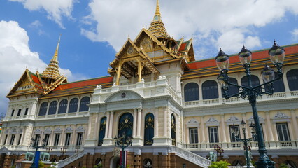 Großer Palast beim Wat Phra Kaeo mit vergoldeten Giebeln unter blauem Himmel