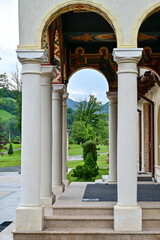 Fototapeta premium Holy Cross Monastery mit Klostergarten und Säulen, Mănăstirea Lupșa Kloster bei Mănăstirea in Rumänien