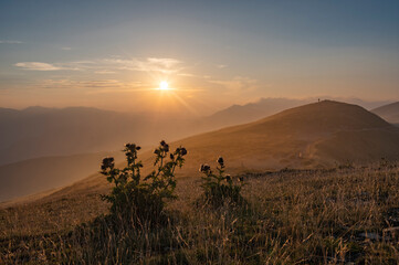 Paesaggio di montagna in Appennino emiliano d'estate al tramonto