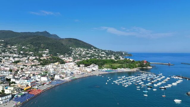 Isola di Ischia, Golfo di Napoli, Italia, Mediterraneo. 
Vista aerea della spiaggia del zona di Ischia Porto.