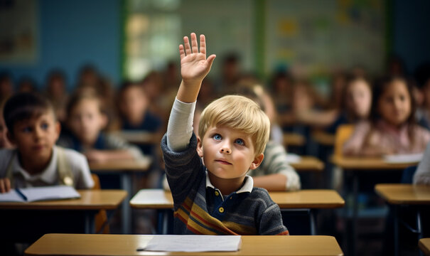 kleiner Junge in der Schulde meldet sich