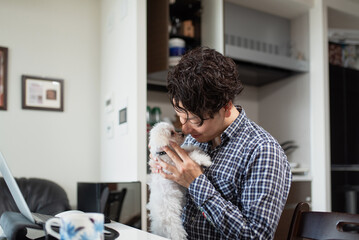 ペットの犬に話しかける男性