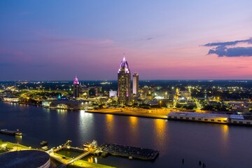 Obraz premium Downtown Mobile waterfront skyline at sunset