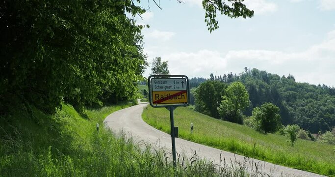 S&uuml;dschwarzwald. Raitbach (Schopfheim) - Kurvenreiche Strecke am Fu&szlig;e der Hohen M&ouml;hr von Raitbach nach Schweigmatt und Gersbach
