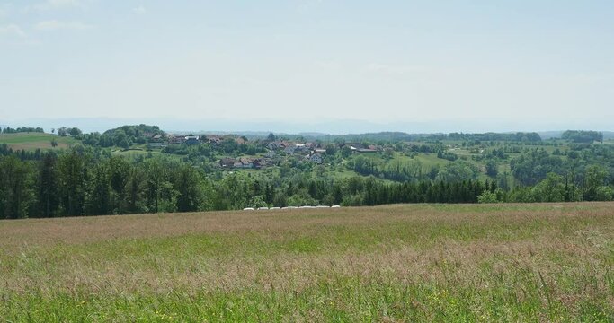 Schwarzwaldlandschaft. Raitbach (Schopfheim). Dorf K&uuml;rnberg on W&auml;ldern und Wiesen umgeben vom Sattelhofweg aus gesehen
