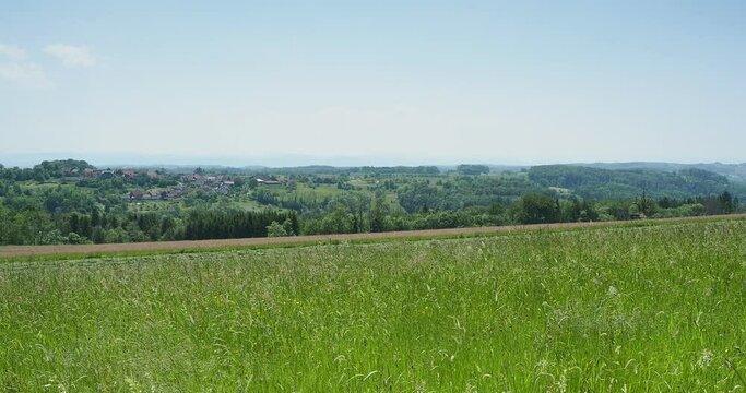 Schwarzwaldlandschaft. Raitbach (Schopfheim). Dorf K&uuml;rnberg on W&auml;ldern und Wiesen umgeben vom Sattelhofweg aus gesehen
