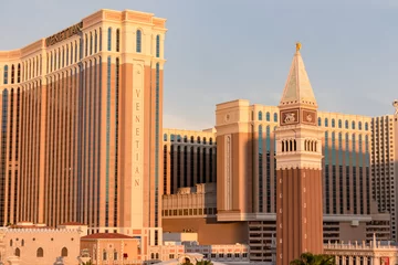 Selbstklebende Fototapete Las Vegas Panoramic sunset view of replica Saint Mark bell tower of luxury hotel and casino resort Venetian on the Las Vegas Strip, Nevada, USA. Gambling, party, freedom and no limits concept. Sin city