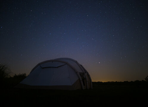 Toile de tente sous les étoiles