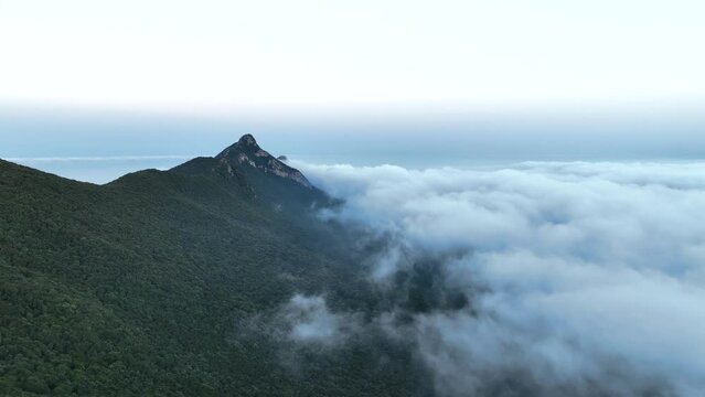 Tra le nuvole. Drone vola sulla montagna della Maga Circe
Ripresa aerea con drone, in mezzo alle nuvole, tra Sabaudia e il Circeo, Lazio, Italia.