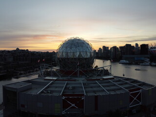 Fototapeta premium Golden Hour Splendor: Showcasing Vancouver's Architectural Elegance, Tranquil Bay, and Vibrant Community in Breathtaking Sunset Hues