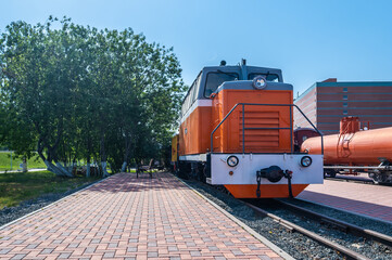An old diesel locomotive near the platform at the railway station.