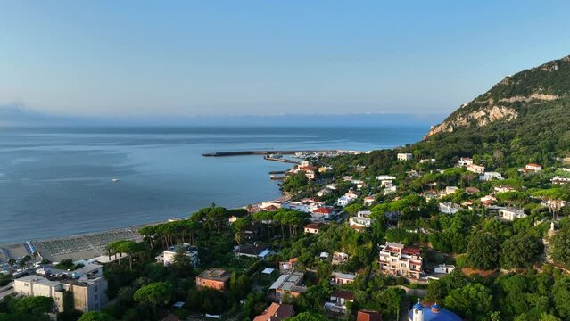 La spiaggia e il porto turistico di San Felice Circeo, Lazio, Italia.
Vista aerea panoramica della costa laziale.