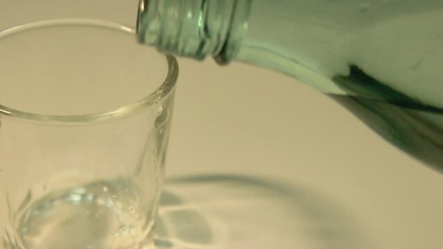 술잔에 술을 따르는 장면