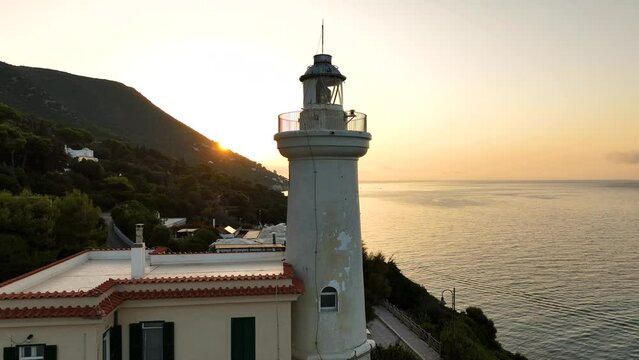 il faro di Punta Rossa a San Felice Circeo, Lazio, Italia.
Vista aerea panoramica della costa laziale all'alba.