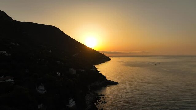 La costa rocciosa di Punta Rossa a San Felice Circeo, Lazio, Italia.
Vista aerea panoramica della costa laziale all'alba.