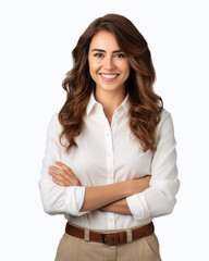 Halbkörper Porträt einer freundlich lächelnden jungen Frau mit brünetten Haaren, weißer Bluse, hellbraune Hose und verschränkten Armen vor weißem Hintergrund isoliert