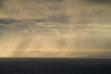Regenschauer über dem Nordmeer bei Lovund (Norwegen)