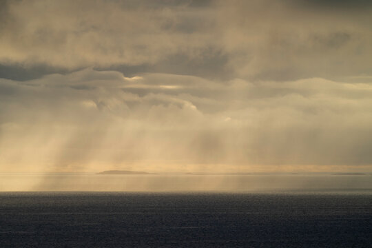 Regenschauer &uuml;ber dem Nordmeer bei Lovund (Norwegen)