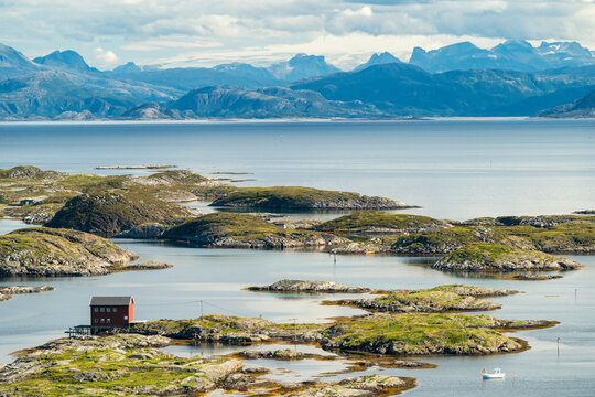 Blick von der Insel Lovund auf das norwegische Festland und den Gletscher Svartisen