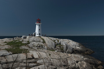 Leuchtturm von Peggy's Cove vor blauem Himmel, Nova Scotia
