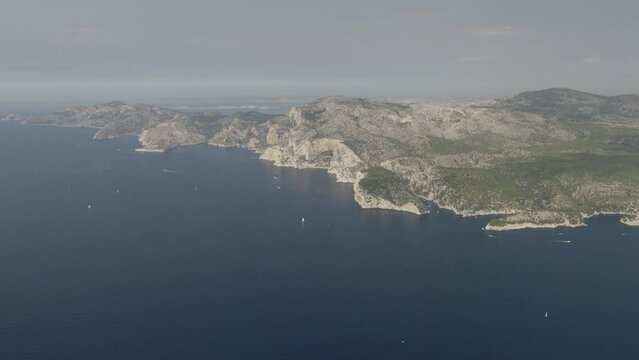 vue a&eacute;rienne des calanques de Marseille