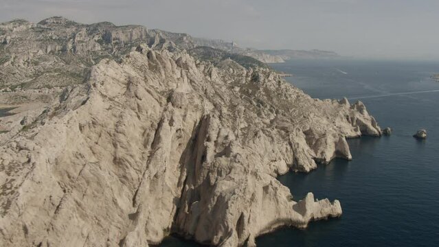 vue a&eacute;rienne des calanques de Marseille
