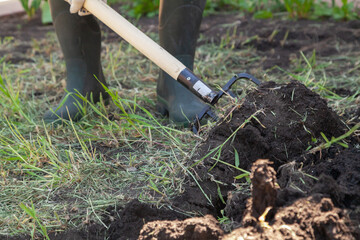 Foot clicks on pitchfork when digging earth