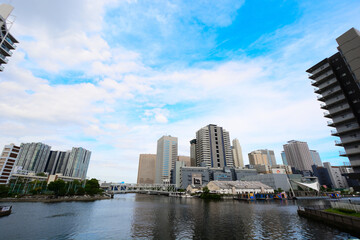 Obraz premium 東京、品川の青空の元のウォーターフロントの風景
