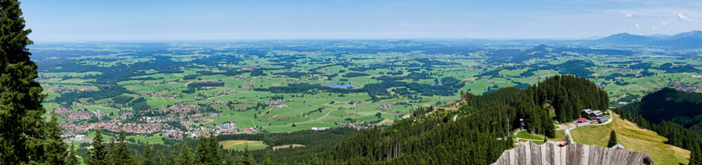 Fototapeta na wymiar Blick von der Alpspitze auf Nesselwang und in die Allgäuer Landschaft